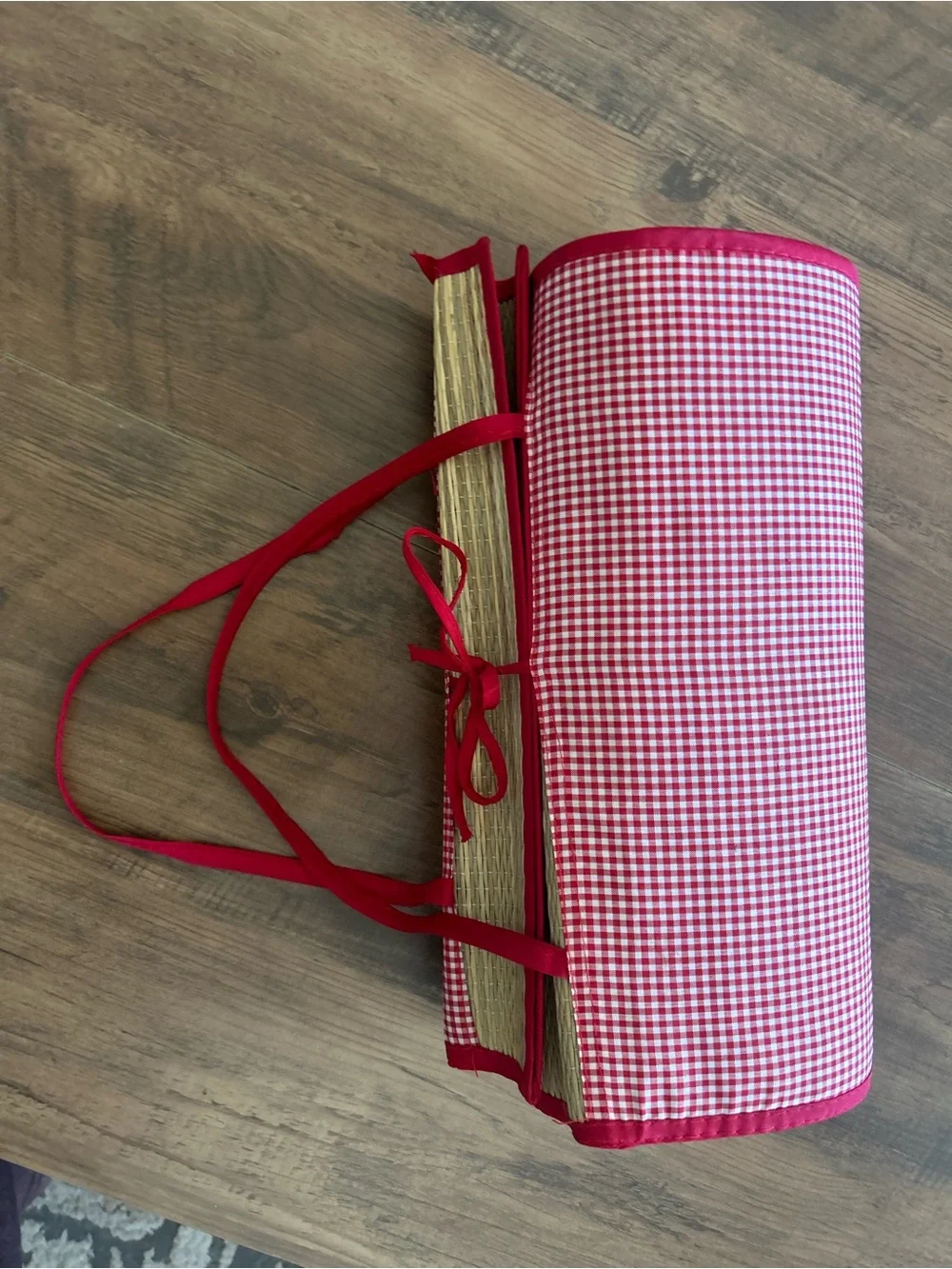 Cutest vintage Red Gingham Roll-Up Bamboo beach Mat - in EUC straw